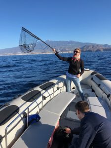 Limpiando el océano durante salidas de Avistamiento de Cetáceos y Ciencias Marinas